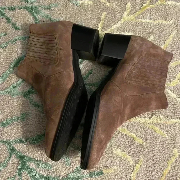 Tod’s sand suede Italian elastic Chelsea block heel ankle boot 38 EUC - Picture 2 of 7